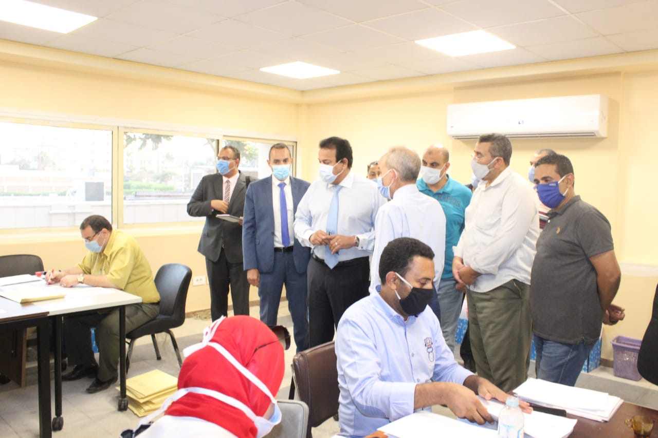 وزير التعليم العالي يطمئن علي سير العمل بمكتب التنسيق الرئيسي بجامعة عين شمس