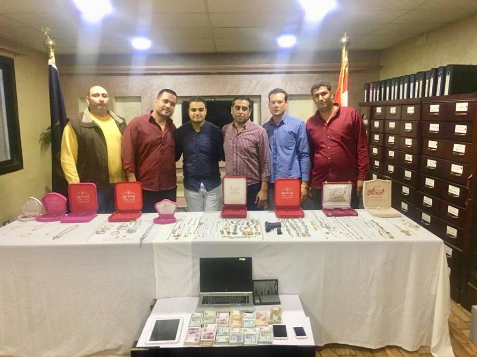 ضباط المباحث مع المضبوطات