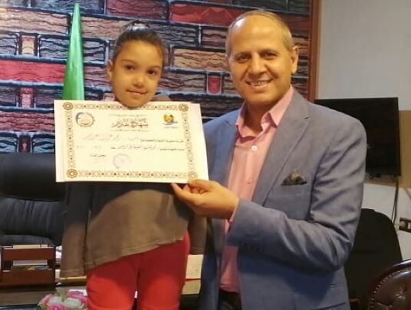 رحمة تلميذة الدمج موهبة فنية بالصف الأول الابتدائى فى الفيوم.. بالصور