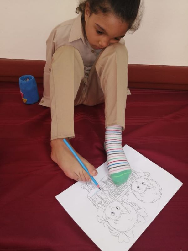 رحمة تلميذة الدمج موهبة فنية بالصف الأول الابتدائى فى الفيوم.. بالصور