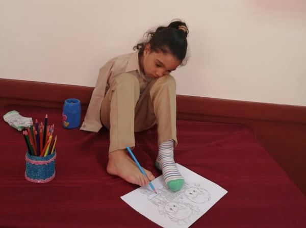 رحمة تلميذة الدمج موهبة فنية بالصف الأول الابتدائى فى الفيوم.. بالصور