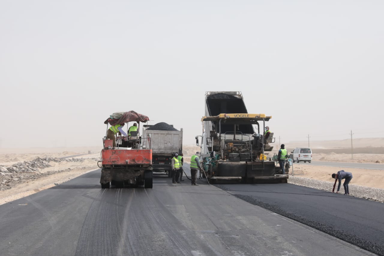 وزير النقل يتابع جاهزية المرحلة الأولى لطريق الصعيد الصحراوي الغربي 