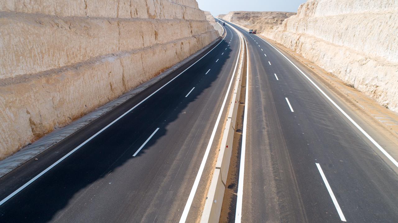 وزير النقل يتابع جاهزية المرحلة الأولى لطريق الصعيد الصحراوي الغربي 