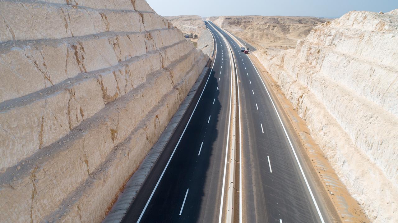وزير النقل يتابع جاهزية المرحلة الأولى لطريق الصعيد الصحراوي الغربي 