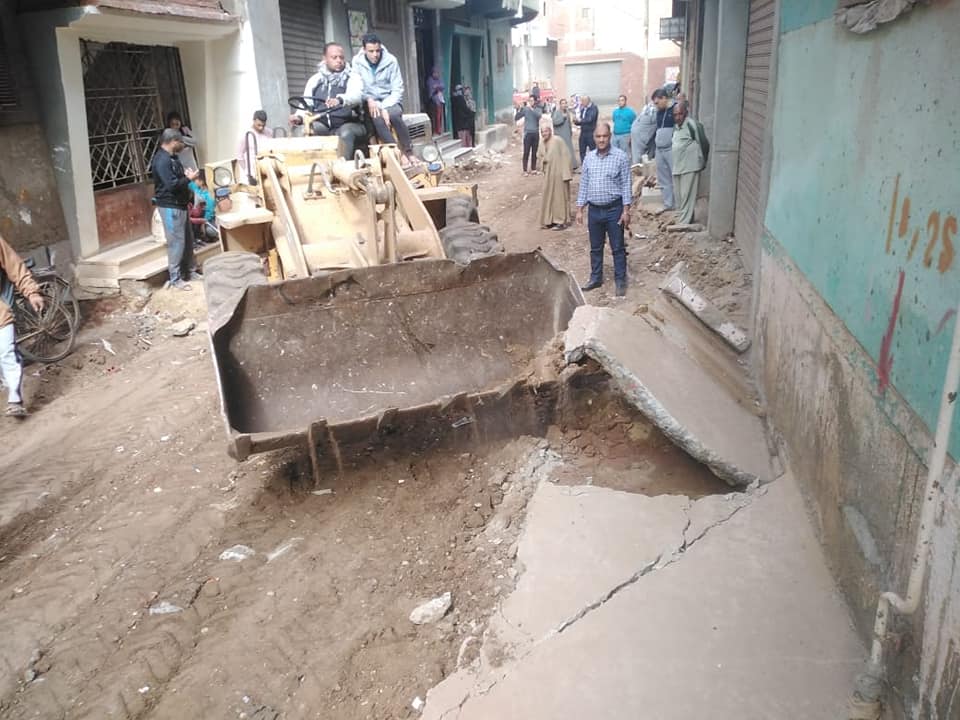 حملة لإزالة التعديات بشوارع سرس الليان تمهيداً لرصفها.. صــــور