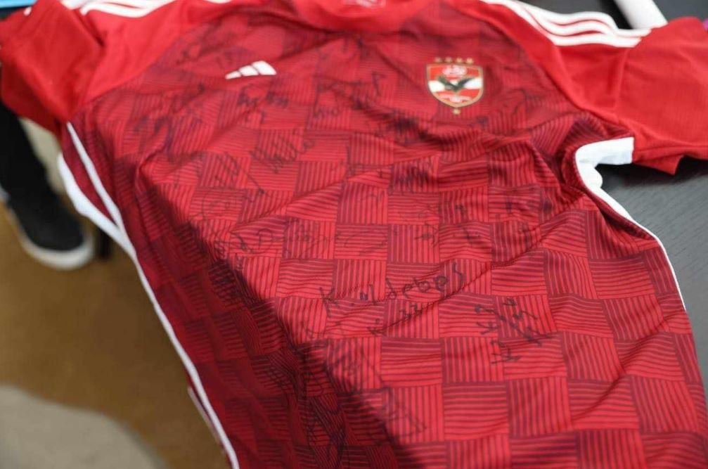 اللجنة المنظمة لمونديال الأندية تتسلم قميص الأهلي لوضعه فى المتحف