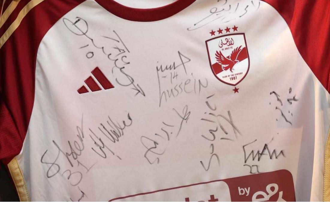 اللجنة المنظمة لمونديال الأندية تتسلم قميص الأهلي لوضعه فى المتحف