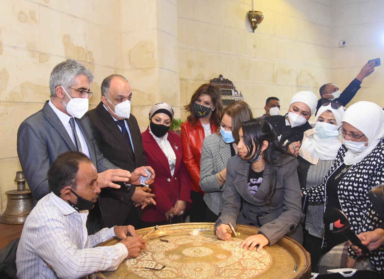 وزيرة الهجرة تفتح مشروعا لإحياء الحرف التراثية بالجمالية أسسه مستثمر مصري مقيم بكندا