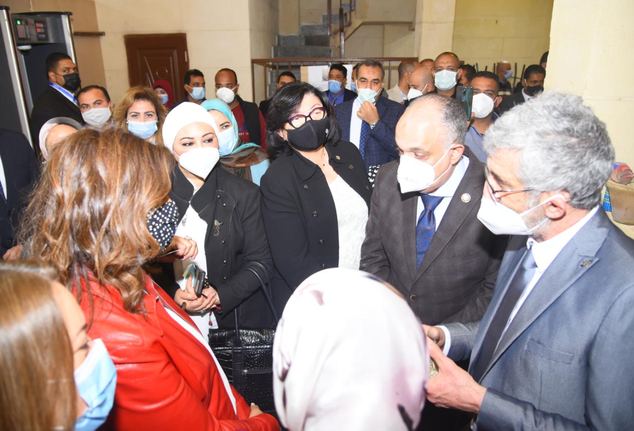 وزيرة الهجرة تفتح مشروعا لإحياء الحرف التراثية بالجمالية أسسه مستثمر مصري مقيم بكندا
