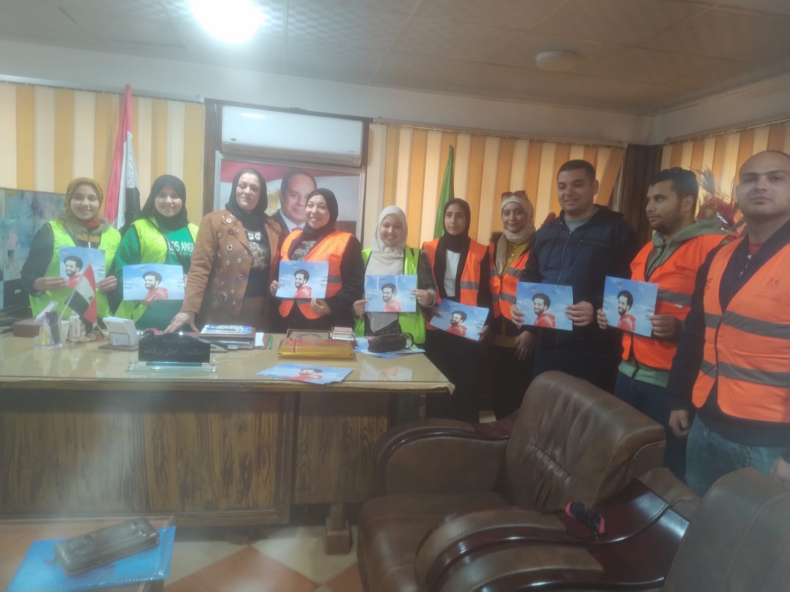 الدكتوره امال بركات مع فريق عمل المبادره 