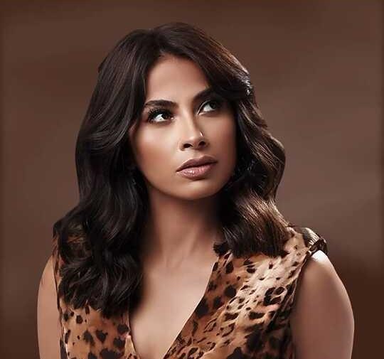 الفنانة روبى