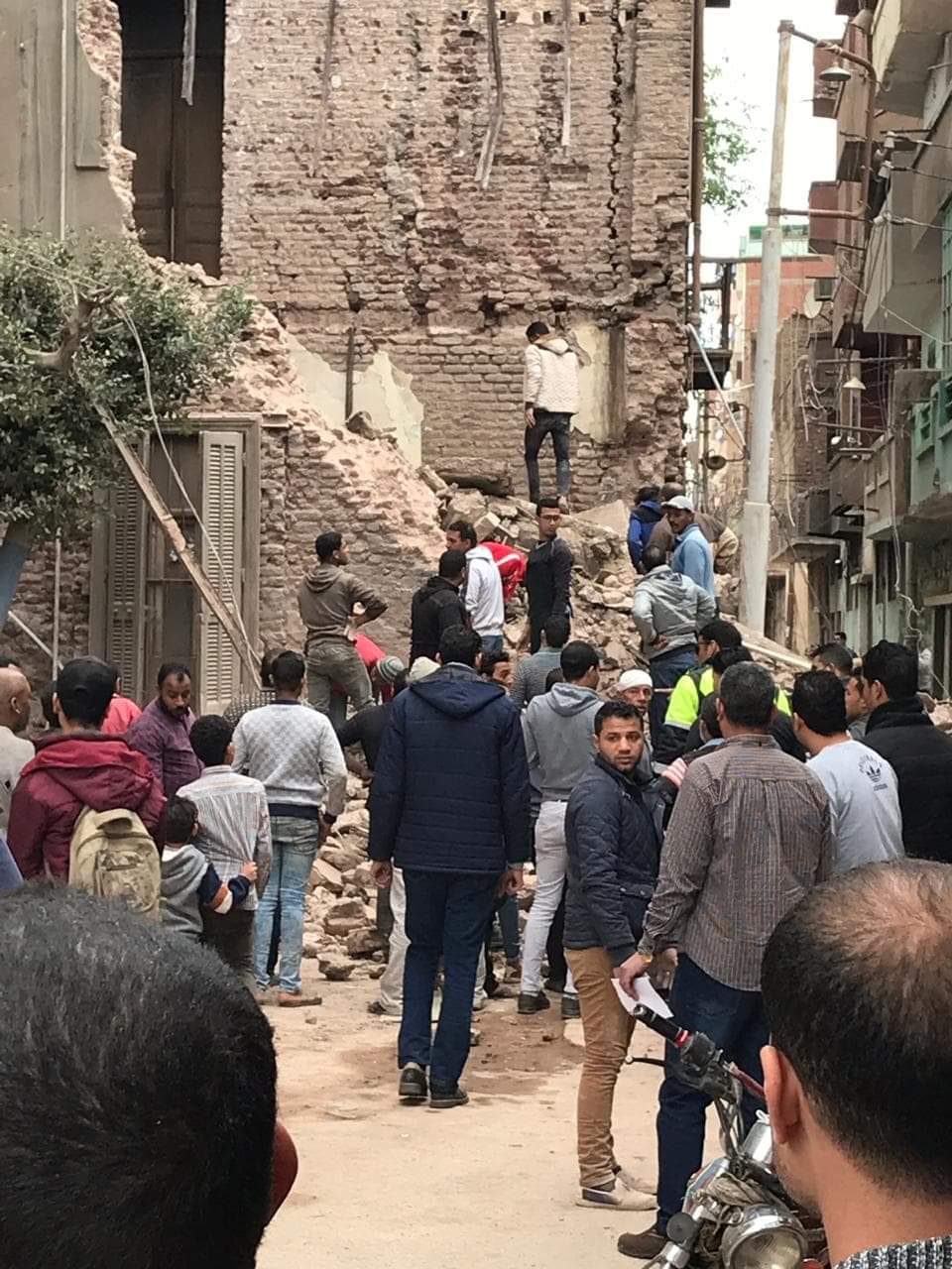 محافظ الغربية يقرر صرف ١٠ آلاف جنيه لأسرة المتوفى فى انهيار أحد المنازل بطنطا.. صور