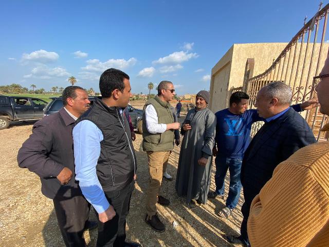 محافظ الفيوم يتفقد منازل المتضررين من مياه الأمطار بوادي النزلة