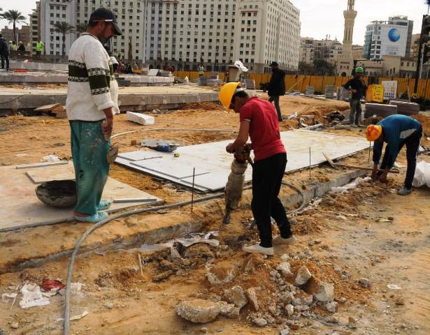 الاستعداد لافتتاح ميدان التحرير بعد تطويره تعرف على تفاصيل تركيب المسله.. بالصور