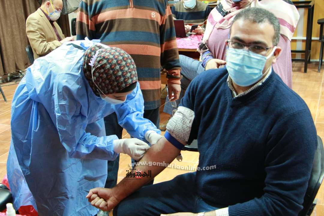 بـدء تطعيـم الأطقـم الطبيـة والعامليـن بمستشفيـات جامعـة المنوفيـة ضد فيروس كورونا