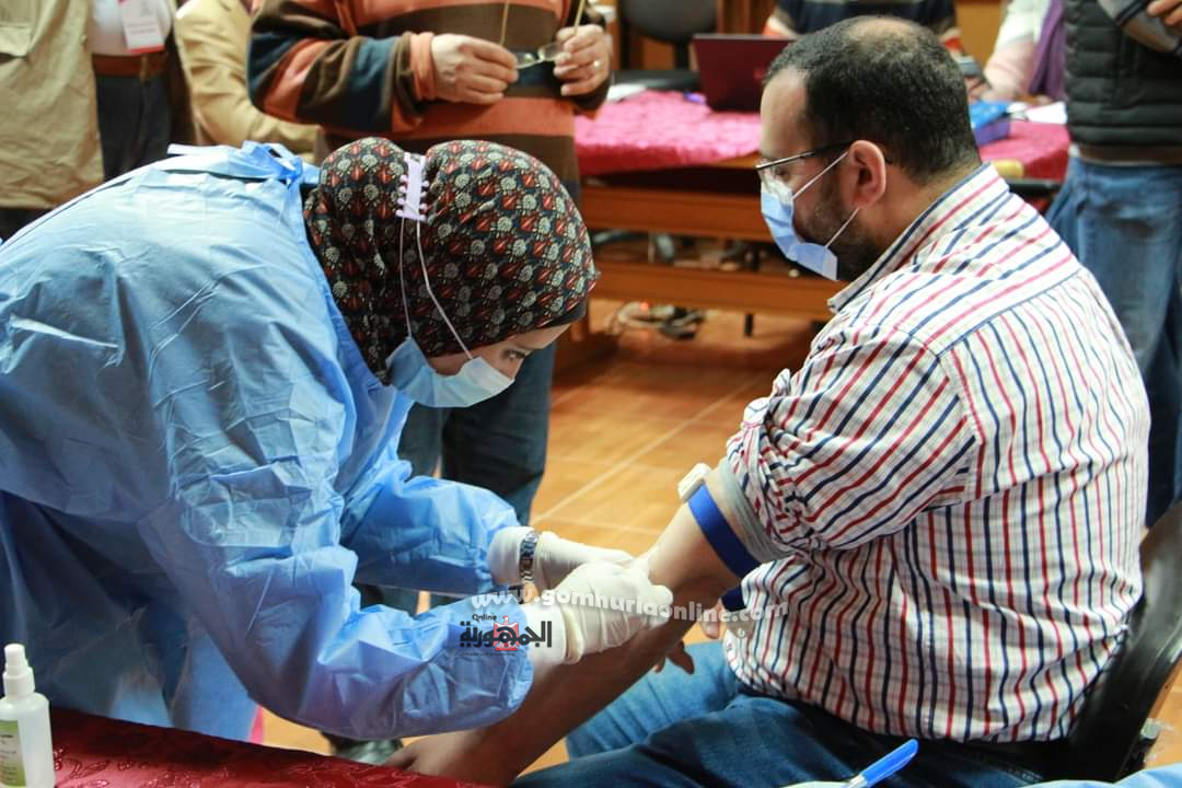 بـدء تطعيـم الأطقـم الطبيـة والعامليـن بمستشفيـات جامعـة المنوفيـة ضد فيروس كورونا