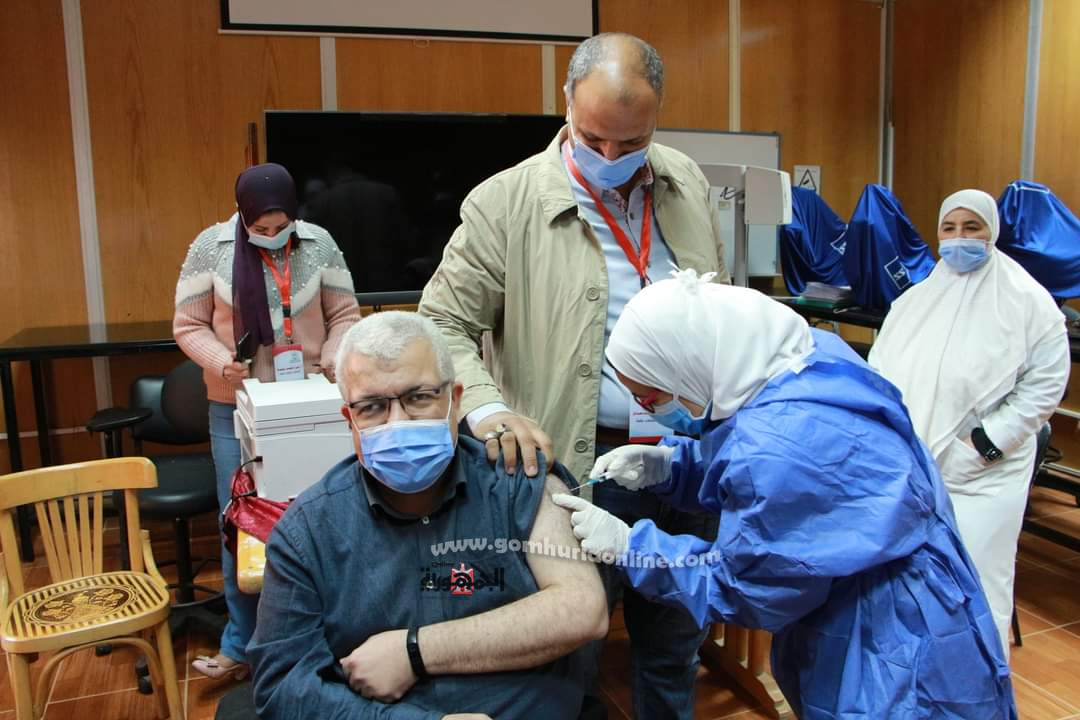 بـدء تطعيـم الأطقـم الطبيـة والعامليـن بمستشفيـات جامعـة المنوفيـة ضد فيروس كورونا
