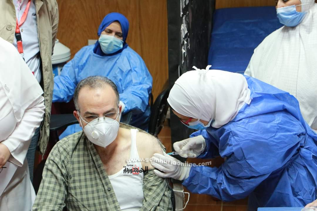 بـدء تطعيـم الأطقـم الطبيـة والعامليـن بمستشفيـات جامعـة المنوفيـة ضد فيروس كورونا