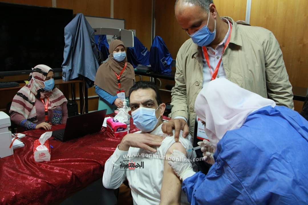 بـدء تطعيـم الأطقـم الطبيـة والعامليـن بمستشفيـات جامعـة المنوفيـة ضد فيروس كورونا