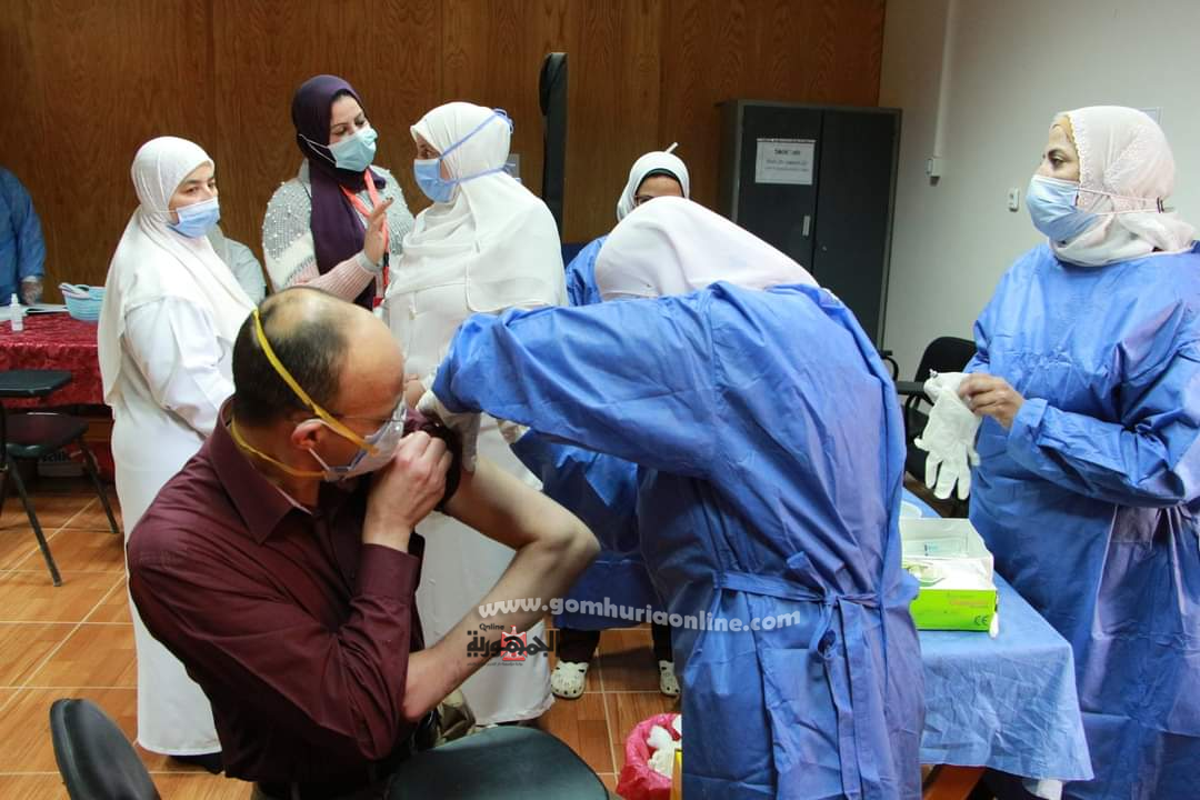 بـدء تطعيـم الأطقـم الطبيـة والعامليـن بمستشفيـات جامعـة المنوفيـة ضد فيروس كورونا