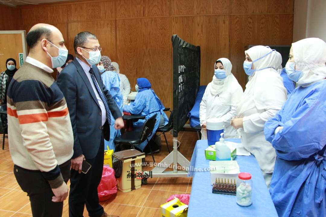 بـدء تطعيـم الأطقـم الطبيـة والعامليـن بمستشفيـات جامعـة المنوفيـة ضد فيروس كورونا