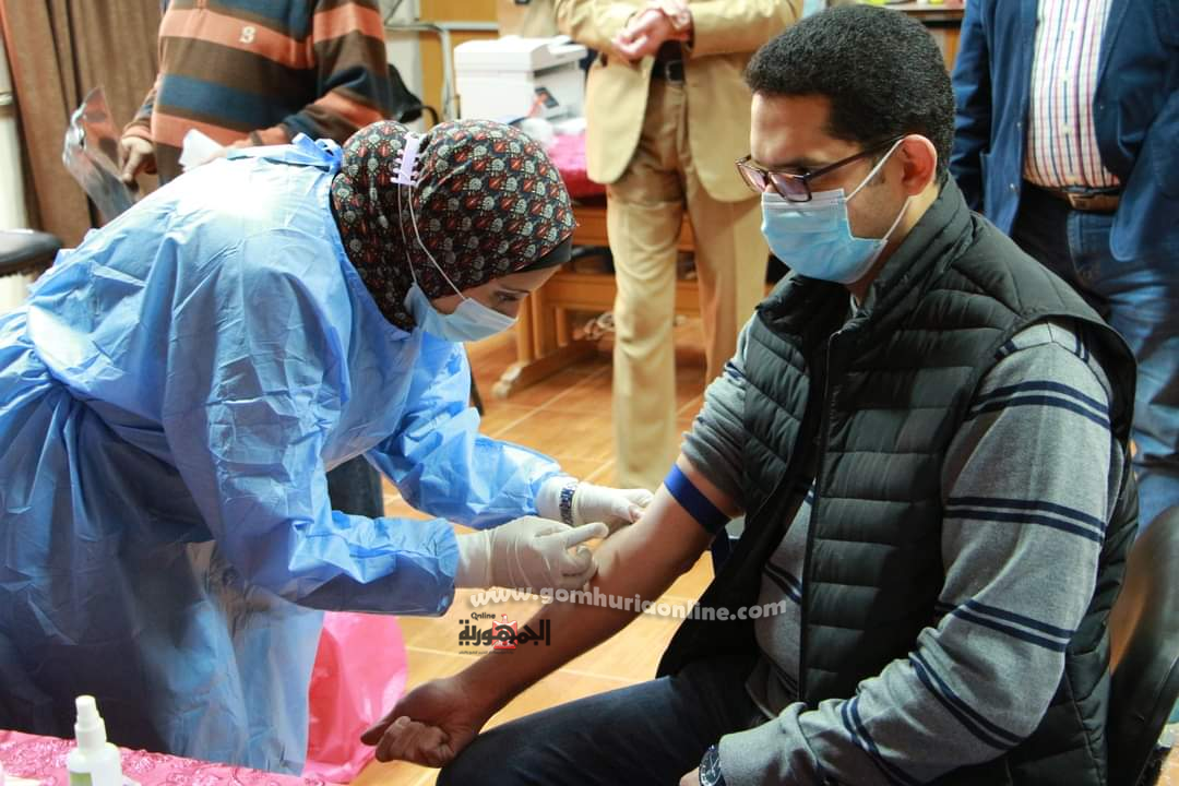 بـدء تطعيـم الأطقـم الطبيـة والعامليـن بمستشفيـات جامعـة المنوفيـة ضد فيروس كورونا