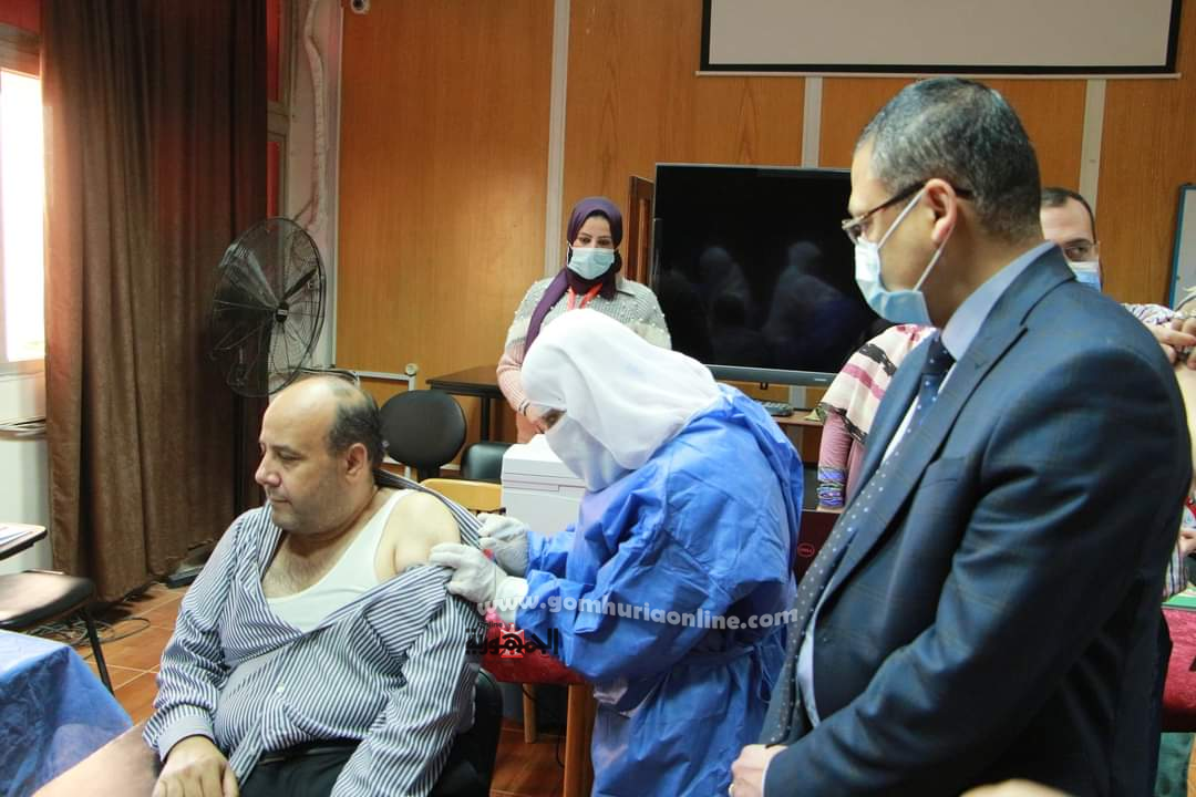 بـدء تطعيـم الأطقـم الطبيـة والعامليـن بمستشفيـات جامعـة المنوفيـة ضد فيروس كورونا