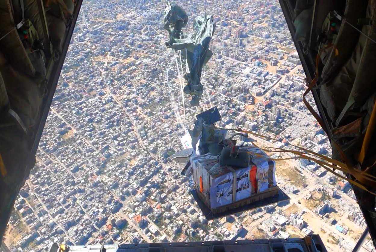 مصر تواصل أعمال الإسقاط الجوى اليومى للمساعدات الإنسانية على غزة