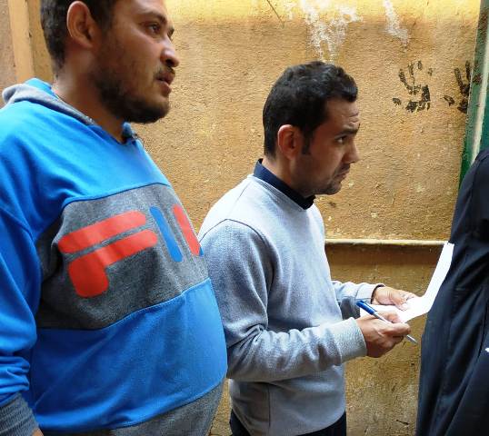 كلية صيدلة جامعة حلوان تتضامن مع العمالة اليومية فى الصف.. بالصور