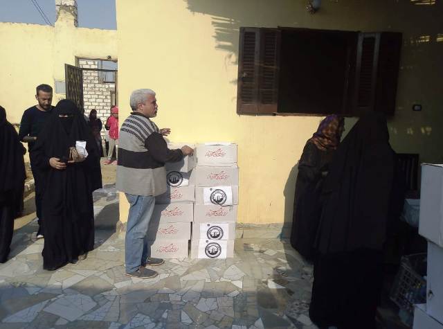 كلية صيدلة جامعة حلوان تتضامن مع العمالة اليومية فى الصف.. بالصور