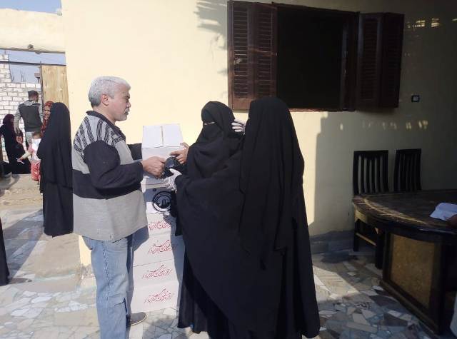 كلية صيدلة جامعة حلوان تتضامن مع العمالة اليومية فى الصف.. بالصور