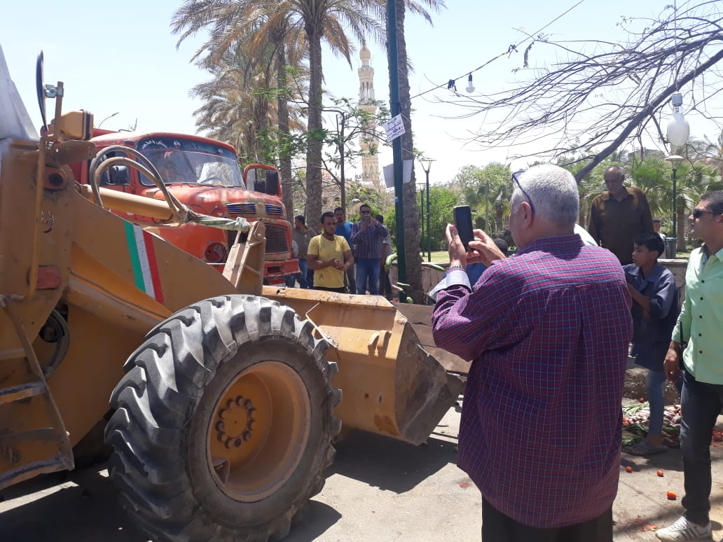 جهاز مدينة العبور يشن حملة إشغالات ومخالفات علي حي الشباب  حفاظا علي المظهر الحضاري