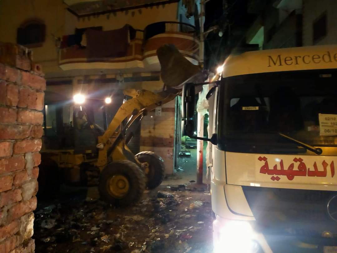 رفع اكثر من 40 طن قمامه ومخلفات بشوارع مدينه طلخا بالدقهلية اول ايام عيد الفطر 