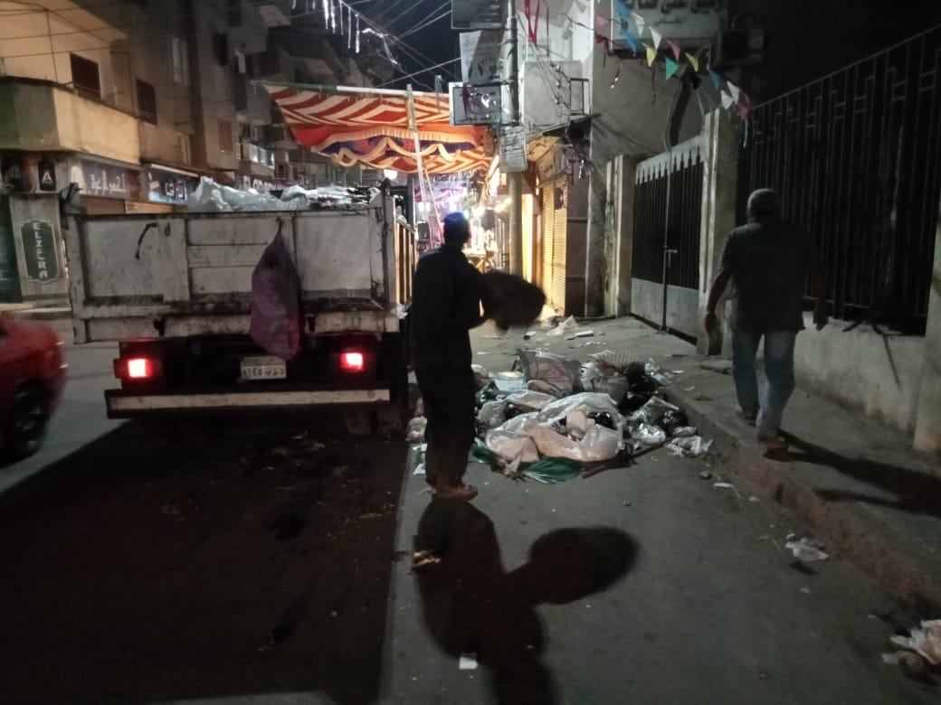السيارات المكنسيه بشوارع مدينه المنزله بالدقهلية وحملات ليليه لرفع الاشغالات  بالميادين  