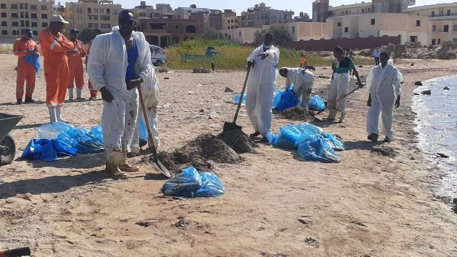 شفط ٤ طن زيت خام من شواطئ الغردقة 