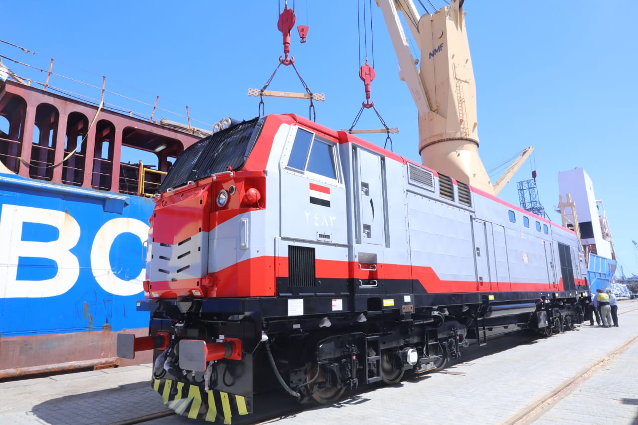 النقل: وصول السفينة BBC pearl الى ميناء الاسكندرية وعلى متنها 20 جرار سكة حديد جديد