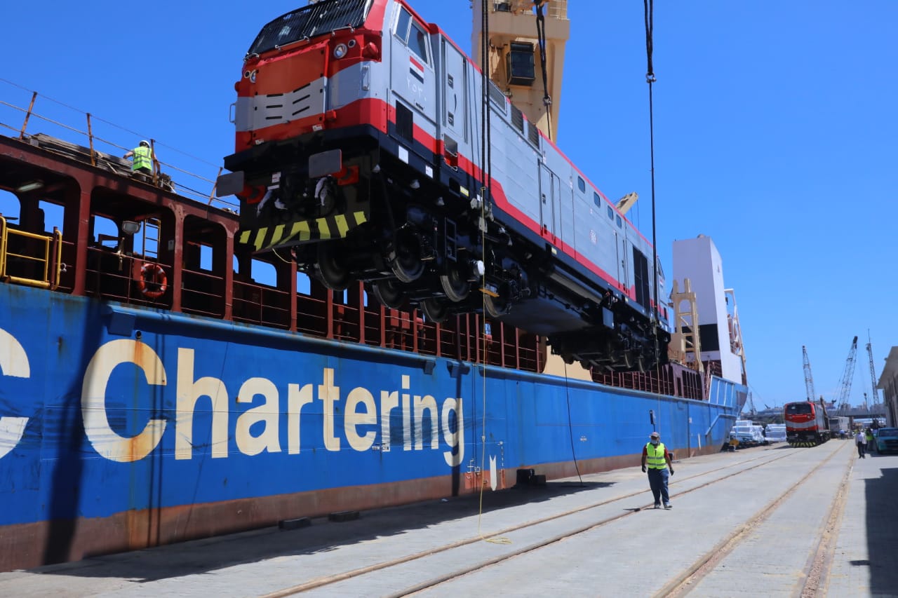 النقل: وصول السفينة BBC pearl الى ميناء الاسكندرية وعلى متنها 20 جرار سكة حديد جديد