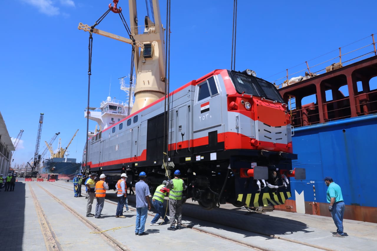 النقل: وصول السفينة BBC pearl الى ميناء الاسكندرية وعلى متنها 20 جرار سكة حديد جديد