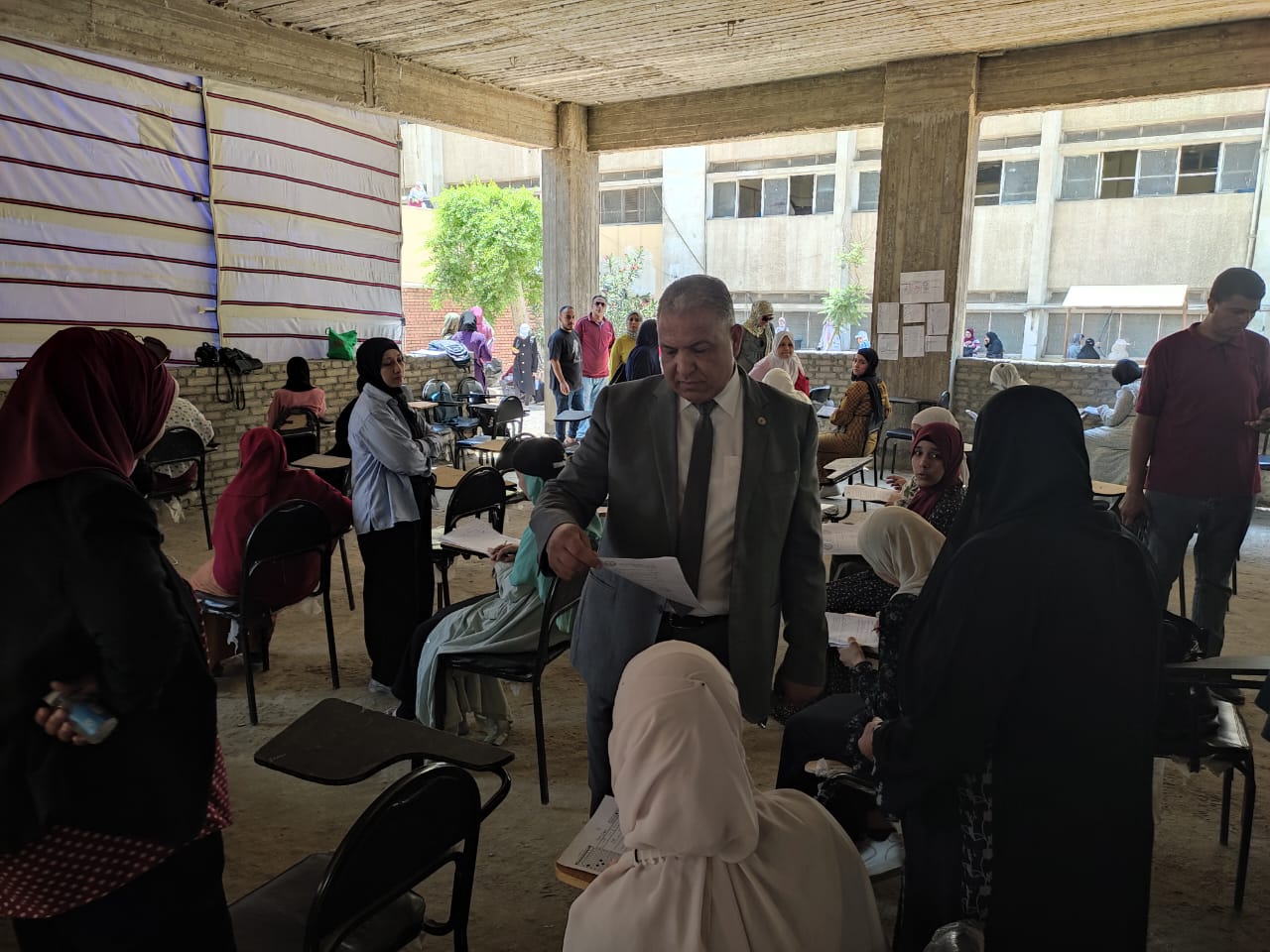 نائب رئيس جامعة الأزهر يتفقد لجان الامتحانات بكليات فرع البنات.. صور