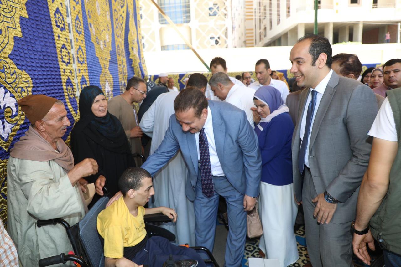 محافظ المنوفية يسلم أجهزة منزلية ومساعدات مالية لـ 25 عروس مقبلات علي الزواج