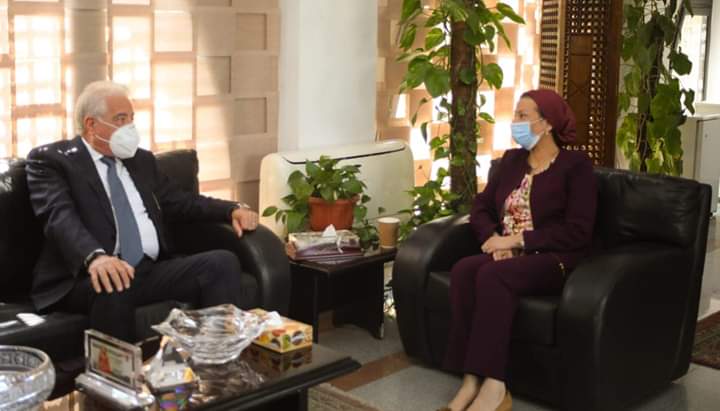 محافظ جنوب سيناء يناقش آليات تحويل مدينة شرم الشيخ إلى مدينة خضراء