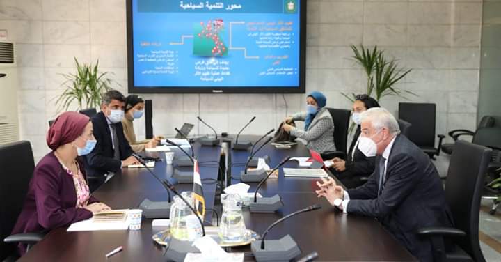 محافظ جنوب سيناء يناقش آليات تحويل مدينة شرم الشيخ إلى مدينة خضراء