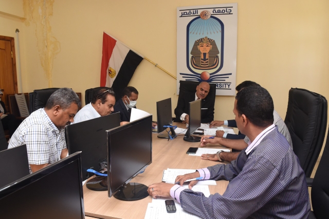 رئيس جامعة الأقصر يترأس مجلس إدارة مركز تنمية قدرات أعضاء هيئة التدريس والقيادات لبحث خطته التدريبية
