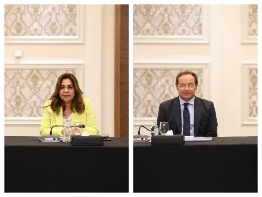 الدكتورة منال عوض و المهندس شريف عبد الرحيم خلال الإجتماع