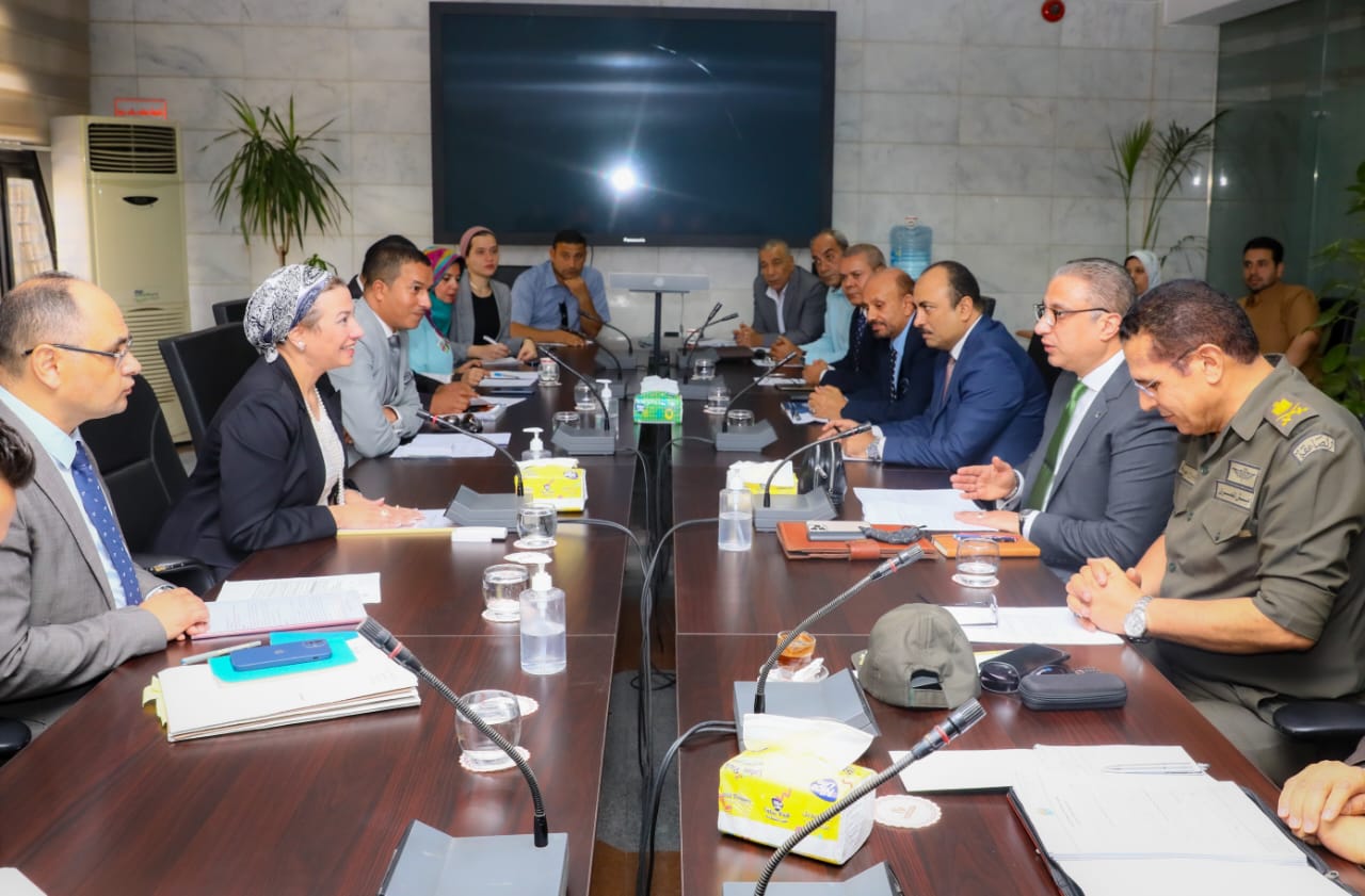 إعادة التوزان البيئي لبحيرة قارون فى اجتماع لوزيرة البيئة ومحافظ الفيوم