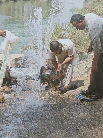 إصلاح تسريب مياه أعلى كوبرى 