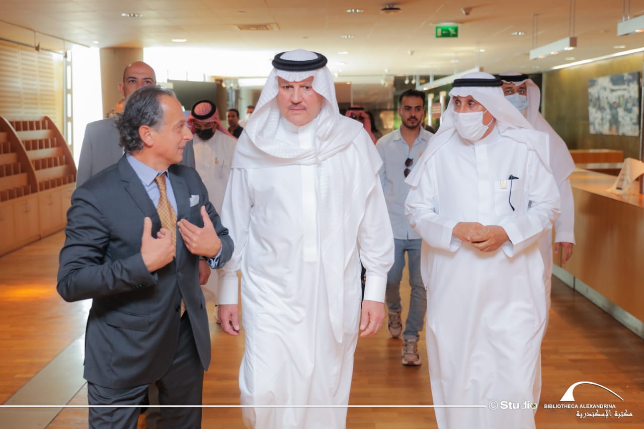 د. الفقي يستقبل السفير السعودي بالقاهرة وأمين عام دارة الملك عبد العزيز بمكتبة الإسكندرية