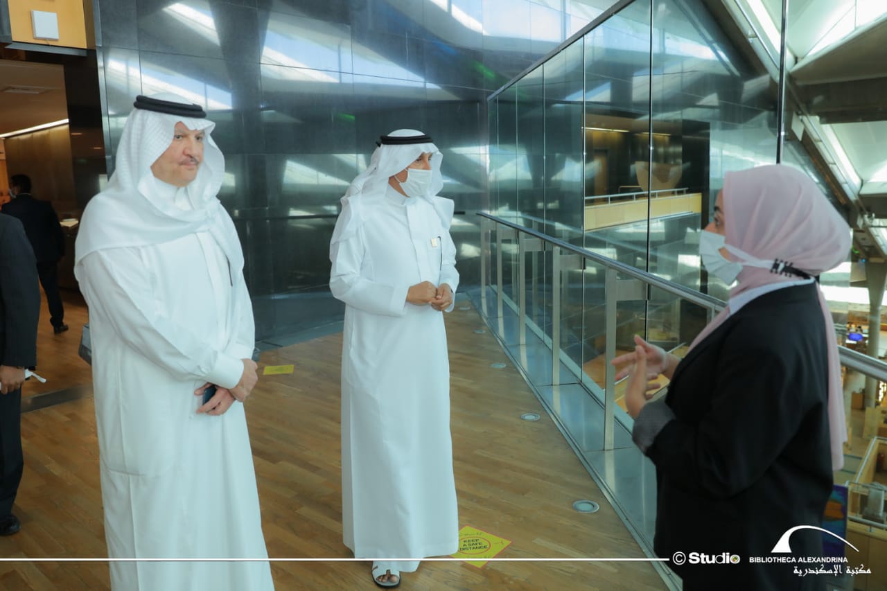 د. الفقي يستقبل السفير السعودي بالقاهرة وأمين عام دارة الملك عبد العزيز بمكتبة الإسكندرية