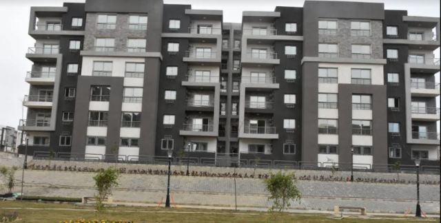 جمال طلعت يتفقد عدداً من مشروعات الطرق والإسكان بمدينة القاهرة الجديدة