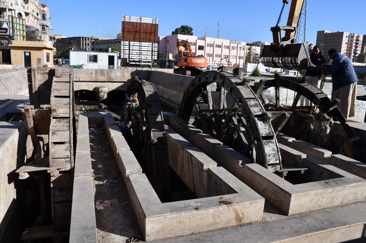 رفع ترسيبات الطمي أسفل سواقى الهدير بالفيوم.صور